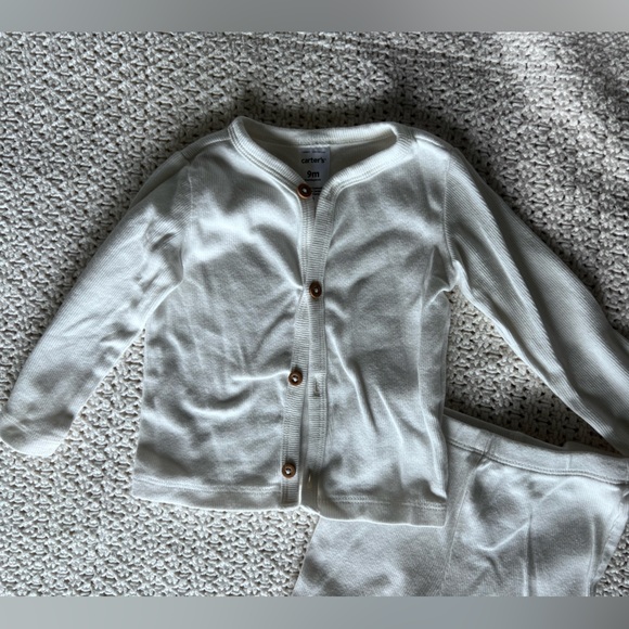 Like new Carters ribbed white set 6-9 months - Picture 3 of 3